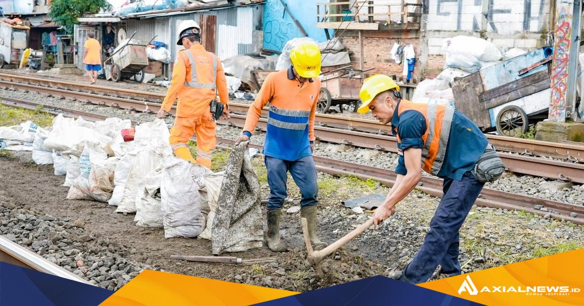 Antisipasi Cuaca Ekstrem dengan Curah Hujan Tinggi, KAI Daop 1 Jakarta Siagakan Tim Tanggap Darurat dan Lakukan Normalisasi Jalur