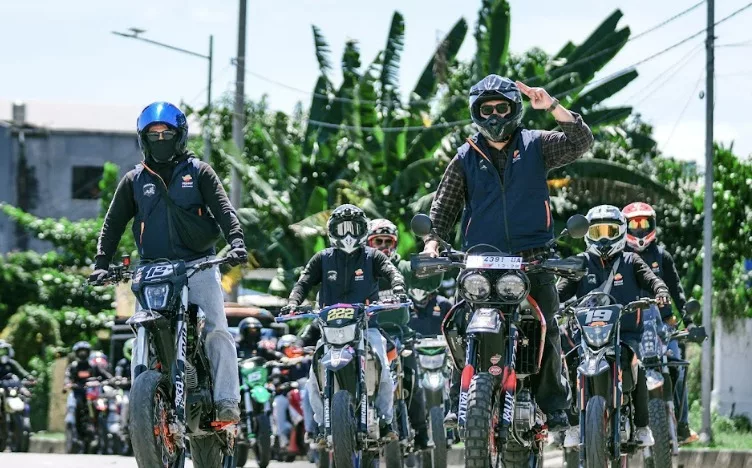 Komunitas Supermoto Makassar Jelajahi Wisata Ikonik Sulsel